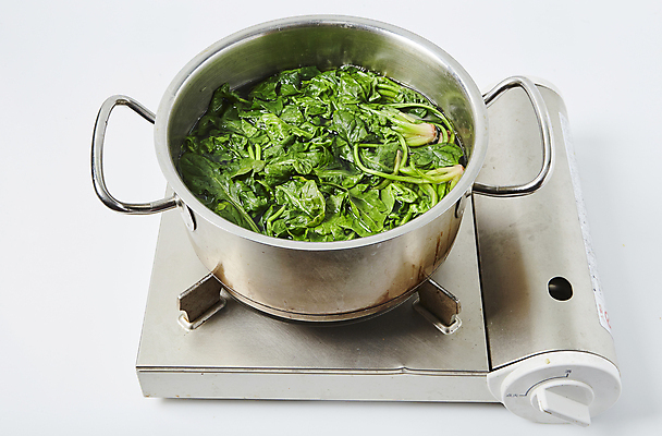 포토 JPG 채소 식재료 실내 사람없음 냄비 버너 흰배경 나물 시금치 삶기 국내포토 백그라운드 내부 흰색 솥 파일형식