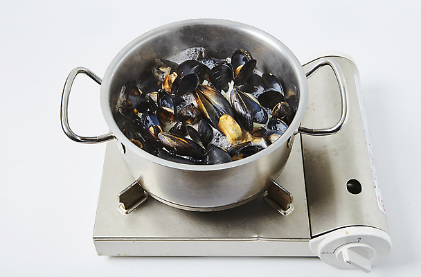 포토 JPG 식재료 조개 실내 사람없음 버너 해산물 흰배경 홍합 끓이기 홍합탕 국내포토 백그라운드 모션 어패류 내부 흰색 탕 파일형식