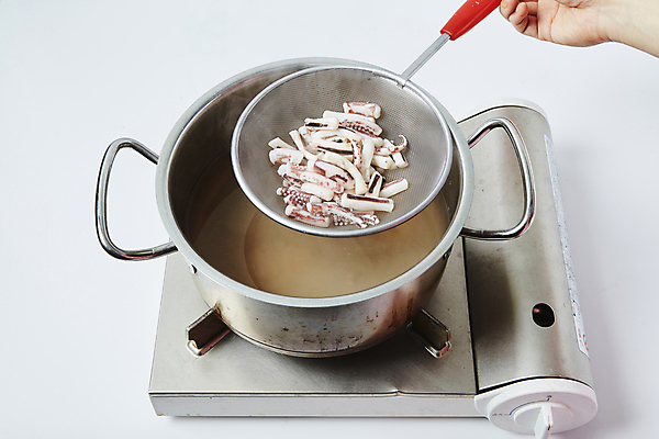 포토 JPG 손 식재료 실내 들기 신체부위 채망 냄비 해산물 오징어 흰배경 꺼내기 숙회 데치기 국내포토 백그라운드 모션 주방용품 연체동물 요리 사람 내부 수중동물 흰색 솥 파일형식