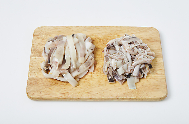 포토 JPG 식재료 실내 사람없음 재료손질 해산물 오징어 흰배경 날것 나무도마 오징어다리 국내포토 백그라운드 연체동물 도마 내부 목재 수중동물 흰색 손질 파일형식