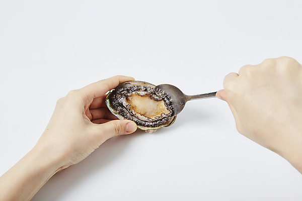 포토 JPG 손 식재료 실내 들기 신체부위 숟가락 잡기 재료손질 흰배경 전복 국내포토 백그라운드 모션 어패류 수저 사람 내부 흰색 손질 파일형식