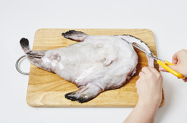 포토 JPG 손 식재료 가위 실내 들기 신체부위 잡기 재료손질 흰배경 가위질 나무도마 아귀 국내포토 백그라운드 모션 문구용품 도마 가위_도구 사람 내부 목재 수중동물 흰색 손질 파일형식