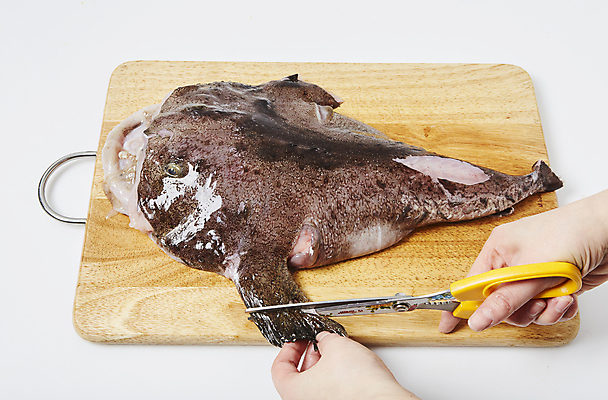 포토 JPG 손 식재료 가위 실내 들기 신체부위 잡기 자르기 재료손질 흰배경 가위질 나무도마 아귀 국내포토 백그라운드 모션 문구용품 도마 가위_도구 사람 내부 목재 수중동물 흰색 손질 파일형식