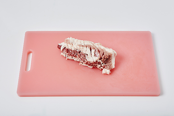 포토 JPG 식재료 도마 실내 생고기 돼지고기 사람없음 흰배경 삼겹살 칼집 벌집삼겹살 국내포토 백그라운드 주방용품 육류 내부 흰색 파일형식