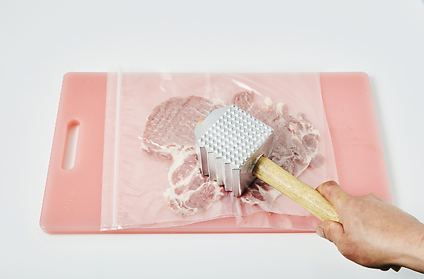 포토 JPG 손 식재료 도마 실내 돼지고기 들기 신체부위 망치 재료손질 흰배경 요리중 망치질 등심 다짐육 지퍼백 국내포토 백그라운드 모션 주방용품 육류 사람 내부 흰색 공구 패키지 손질 파일형식