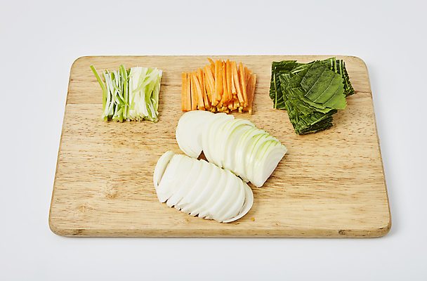포토 JPG 채소 식재료 양파 실내 사람없음 당근 재료손질 흰배경 깻잎 대파 나무도마 파채 채썰기 양파채 당근채 국내포토 음식 백그라운드 뿌리채소 도마 내부 목재 흰색 자르기 파 손질 파일형식