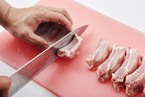 포토 JPG 손 식재료 실내 생고기 돼지고기 신체부위 잡기 자르기 재료손질 흰배경 식칼 등갈비 폭립 국내포토 음식 백그라운드 모션 주방용품 육류 사람 내부 흰색 손질 파일형식