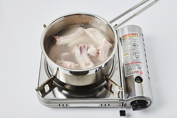 포토 JPG 식재료 실내 돼지고기 사람없음 버너 흰배경 요리중 끓이기 등갈비 삶기 국내포토 백그라운드 모션 육류 내부 흰색 파일형식