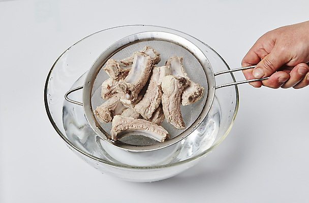 포토 JPG 손 식재료 실내 돼지고기 들기 신체부위 채망 흰배경 등갈비 국내포토 백그라운드 모션 주방용품 육류 사람 내부 흰색 파일형식 컬러 생활용품 오브젝트