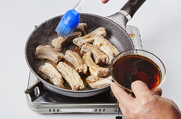 포토 JPG 손 실내 돼지고기 들기 신체부위 양념 굽기 흰배경 바르기 요리중 기름붓 등갈비 폭립 국내포토 음식 백그라운드 모션 육류 사람 내부 흰색 붓 구이 파일형식