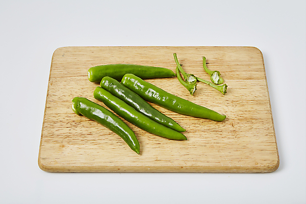포토 JPG 채소 식재료 고추 실내 사람없음 흰배경 풋고추 나무도마 청양고추 국내포토 백그라운드 도마 내부 목재 흰색 파일형식