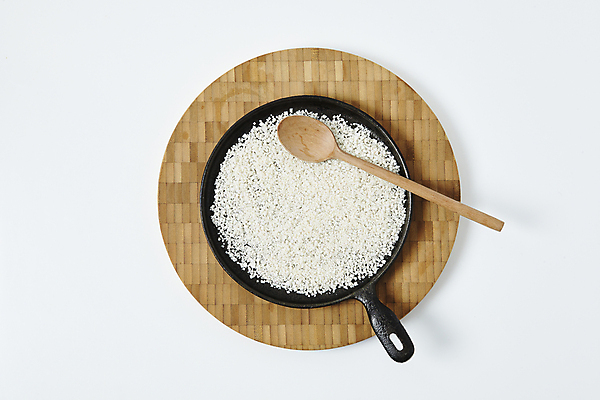 포토 JPG 식재료 실내 사람없음 하이앵글 흰배경 소금 나무숟가락 굵은소금 나무도마 국내포토 뷰포인트 백그라운드 도마 내부 목재 숟가락 흰색 파일형식