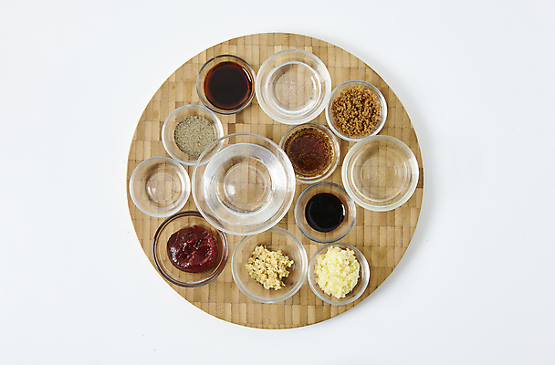 포토 JPG 식재료 실내 사람없음 하이앵글 양념 고추장 흰배경 간장 후추 생강 다진 다진마늘 식초 흑설탕 물엿 국내포토 뷰포인트 백그라운드 채소 내부 흰색 조미료 설탕 향신료 파일형식