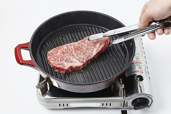 포토 JPG 손 식재료 실내 집게 생고기 육류 들기 신체부위 소고기 굽기 흰배경 채끝살 국내포토 백그라운드 모션 사람 내부 흰색 구이 파일형식