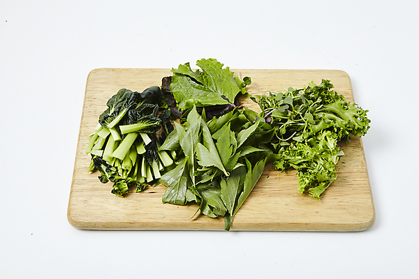 포토 JPG 식재료 실내 사람없음 흰배경 겨자채 나무도마 다채 당귀 어린잎 치커리 국내포토 음식 백그라운드 잎 채소 도마 내부 목재 약재 흰색 파일형식