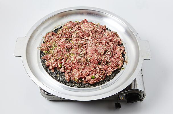 포토 JPG 실내 육류 사람없음 소고기 굽기 흰배경 요리중 불고기 언양불고기 국내포토 한식 백그라운드 식재료 모션 내부 흰색 구이 파일형식