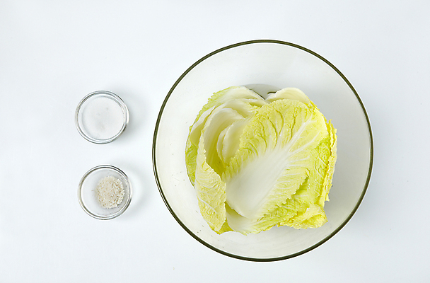 포토 JPG 채소 식재료 실내 사람없음 하이앵글 설탕 배추 흰배경 소금 배추잎 알배추 국내포토 뷰포인트 백그라운드 내부 흰색 파일형식