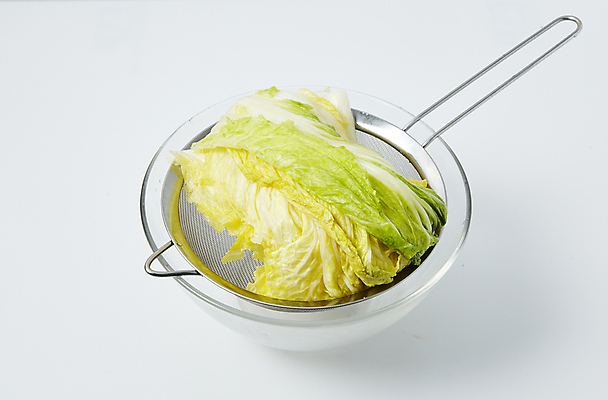 포토 JPG 식재료 실내 사람없음 채망 배추 흰배경 절임배추 알배추 국내포토 백그라운드 채소 주방용품 내부 흰색 파일형식