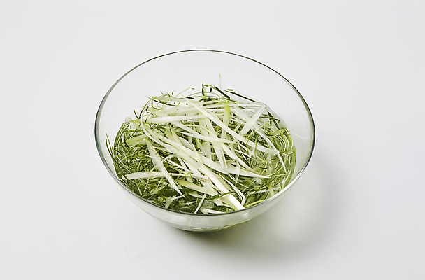 포토 JPG 식재료 실내 사람없음 물 흰배경 담기 유리그릇 대파 파채 국내포토 자연요소 그릇 음식 백그라운드 모션 유리 내부 흰색 파 파일형식