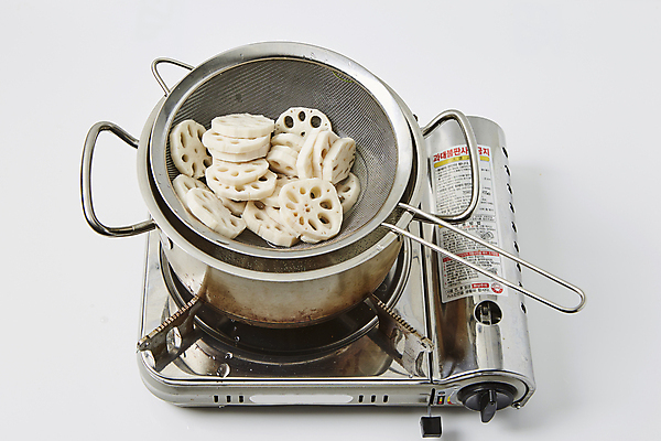 포토 JPG 식재료 실내 사람없음 채망 냄비 버너 흰배경 요리중 연근 데치기 국내포토 백그라운드 채소 모션 주방용품 요리 내부 흰색 솥 파일형식