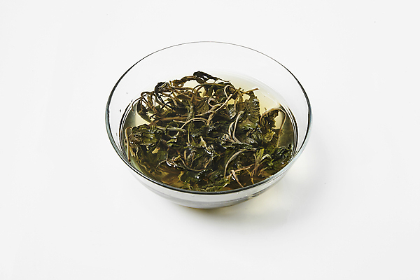 포토 JPG 식재료 실내 사람없음 물 흰배경 담기 나물 곤드레 건나물 국내포토 자연요소 백그라운드 채소 모션 내부 흰색 파일형식