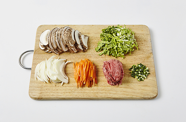 포토 JPG 식재료 양파 실내 사람없음 당근 소고기 재료손질 흰배경 표고버섯 쪽파 봄동 양파채 당근채 국내포토 백그라운드 채소 뿌리채소 육류 내부 버섯 흰색 파 손질 파일형식