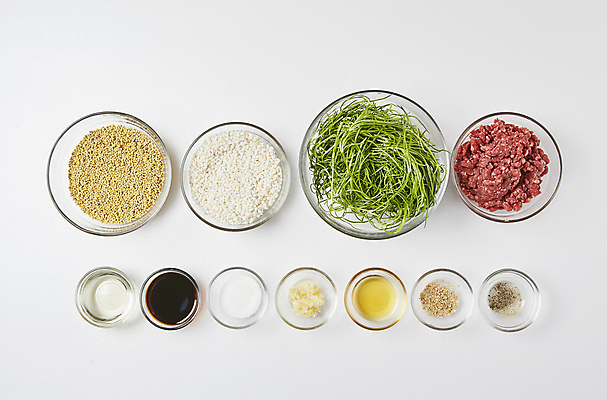 포토 JPG 식재료 실내 사람없음 하이앵글 식용유 흰배경 간장 소금 깨 후추 다진고기 다진마늘 조 참기름 찹쌀 세발나물 국내포토 뷰포인트 백그라운드 채소 곡류 육류 내부 쌀 흰색 양념 조미료 기름_음식 향신료 파일형식