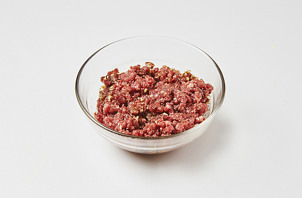 포토 JPG 식재료 실내 생고기 사람없음 소고기 흰배경 요리중 다진고기 양념고기 국내포토 백그라운드 모션 육류 내부 흰색 파일형식