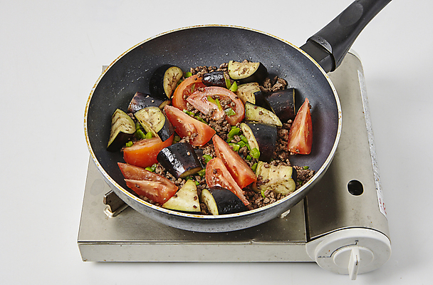 포토 JPG 토마토 가지 실내 사람없음 굽기 흰배경 볶음 요리중 야채볶음 웍 국내포토 음식 백그라운드 채소 모션 주방용품 내부 흰색 구이 파일형식