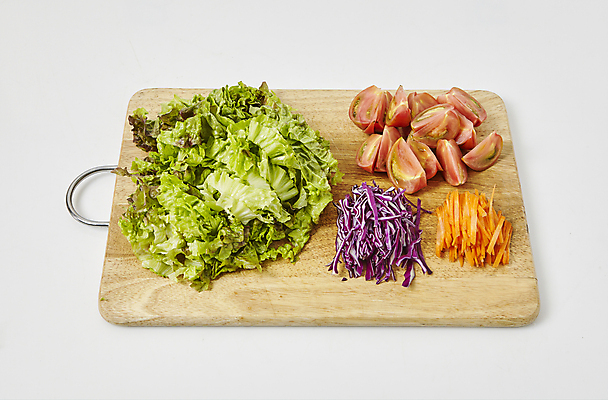 포토 JPG 토마토 식재료 실내 사람없음 당근 상추 재료손질 흰배경 적채 나무도마 채썰기 당근채 꽃상추 국내포토 백그라운드 채소 뿌리채소 도마 내부 목재 흰색 자르기 양배추 손질 파일형식