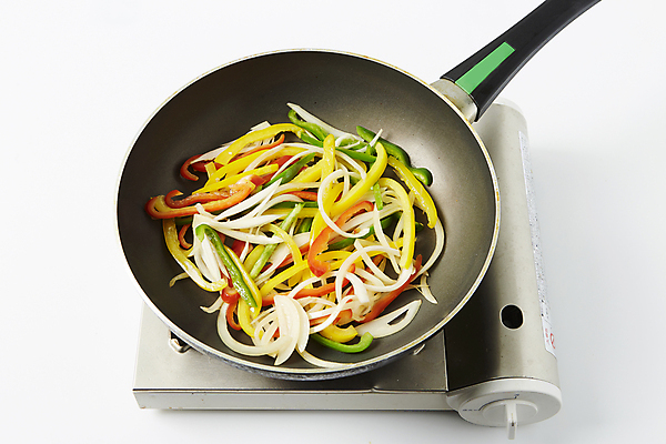 포토 JPG 식재료 양파 피망 파프리카 실내 사람없음 프라이팬 굽기 흰배경 볶음 요리중 야채볶음 국내포토 음식 백그라운드 채소 모션 주방용품 내부 흰색 구이 파일형식