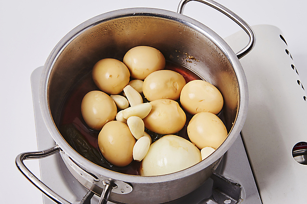 포토 JPG 한식 반찬 실내 사람없음 계란 냄비 흰배경 요리중 계란장조림 장조림 국내포토 음식 백그라운드 모션 내부 알 흰색 솥 조림 파일형식