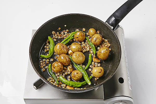 포토 JPG 반찬 실내 사람없음 흰배경 요리중 조림 감자요리 감자조림 꽈리고추 옥수수알갱이 알감자 국내포토 음식 백그라운드 모션 고추 옥수수 내부 흰색 파일형식