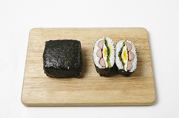 포토 JPG 실내 사람없음 흰배경 김밥 주먹밥 나무도마 라이스버거 오니기리 오니기라즈 국내포토 음식 백그라운드 밥 도마 내부 목재 햄버거 흰색 일본음식 파일형식