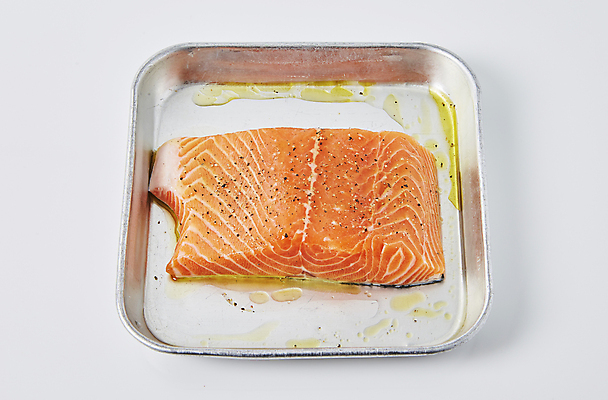 포토 JPG 식재료 쟁반 실내 사람없음 올리브오일 흰배경 연어 요리중 생연어 국내포토 백그라운드 모션 어류 내부 흰색 기름_음식 파일형식