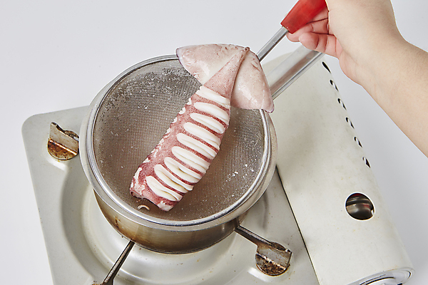 포토 JPG 손 식재료 실내 들기 신체부위 해산물 오징어 흰배경 칼집 데치기 통오징어 국내포토 백그라운드 모션 연체동물 요리 사람 내부 수중동물 흰색 파일형식