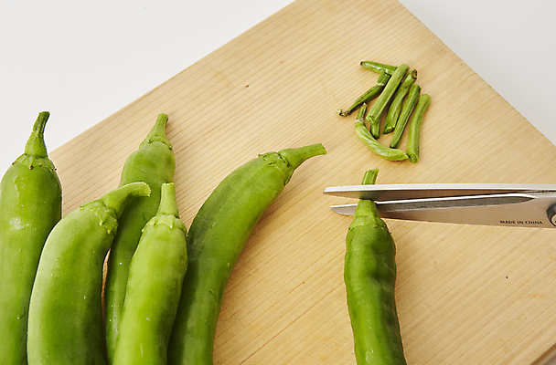 포토 JPG 식재료 고추 가위 실내 사람없음 자르기 재료손질 흰배경 풋고추 가위질 나무도마 청양고추 국내포토 백그라운드 채소 모션 문구용품 도마 가위_도구 내부 목재 흰색 손질 파일형식