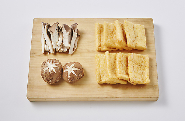 포토 JPG 식재료 실내 사람없음 버섯 흰배경 표고버섯 느타리버섯 나무도마 유부 국내포토 백그라운드 도마 내부 목재 흰색 파일형식