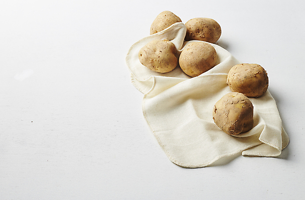 포토 JPG 식재료 감자 뿌리채소 실내 사람없음 천 흰배경 구황작물 국내포토 백그라운드 채소 내부 농작물 흰색 직물 파일형식