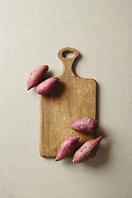 포토 JPG 식재료 뿌리채소 실내 사람없음 하이앵글 고구마 구황작물 나무도마 베이지색배경 국내포토 뷰포인트 백그라운드 채소 도마 내부 목재 농작물 베이지색 파일형식