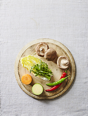 포토 JPG 식재료 회색배경 실내 사람없음 하이앵글 당근 홍고추 풋고추 표고버섯 애호박 미나리 알배추 국내포토 뷰포인트 백그라운드 채소 고추 호박 뿌리채소 내부 버섯 회색 배추 파일형식