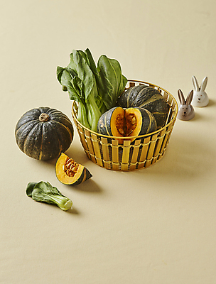 포토 JPG 식재료 실내 사람없음 장식 소쿠리 담기 청경채 단호박 토끼모양 베이지색배경 국내포토 모양 백그라운드 채소 모션 호박 내부 바구니 베이지색 파일형식