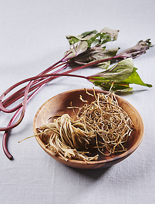 포토 JPG 식재료 회색배경 실내 사람없음 담기 나물 고구마줄기 나무그릇 건고구마순 국내포토 그릇 줄기 백그라운드 채소 모션 내부 목재 회색 파일형식