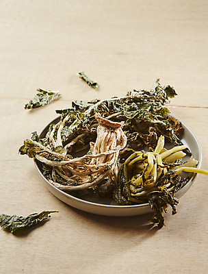 포토 JPG 식재료 실내 사람없음 나물 무청 시래기 나무배경 건나물 건시래기 국내포토 백그라운드 채소 내부 파일형식