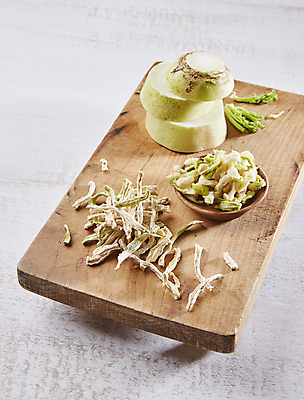 포토 JPG 채소 식재료 실내 사람없음 무 나무도마 무말랭이 나무배경 건나물 국내포토 백그라운드 뿌리채소 도마 내부 목재 나물 파일형식