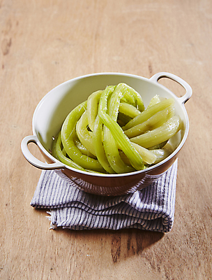 포토 JPG 식재료 실내 사람없음 담기 나물 고구마줄기 삶기 나무배경 국내포토 줄기 백그라운드 채소 모션 내부 파일형식