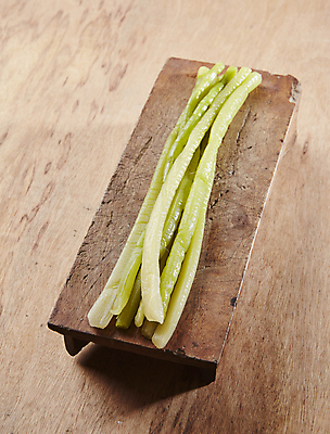 포토 JPG 식재료 실내 사람없음 나물 고구마줄기 나무도마 삶기 나무배경 국내포토 줄기 백그라운드 채소 도마 내부 목재 파일형식