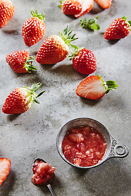 포토 JPG 식재료 회색배경 딸기 단면 실내 사람없음 딸기잼 콩포트 퓨레 국내포토 백그라운드 과일 디저트 내부 회색 잼 파일형식