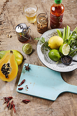 포토 JPG 식재료 단면 실내 사람없음 소스 레몬 라임 나무도마 파파야 나무배경 팔각회향 베트남고추 국내포토 백그라운드 과일 고추 도마 내부 목재 양념 향신료 열대과일 파일형식