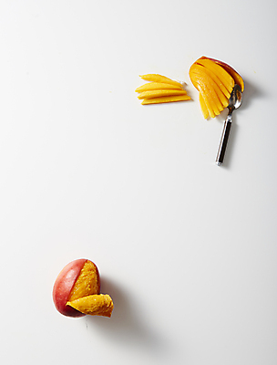 포토 JPG 과일 식재료 실내 사람없음 하이앵글 숟가락 열대과일 흰배경 망고 카피스페이스 애플망고 국내포토 뷰포인트 백그라운드 수저 내부 공백 흰색 파일형식